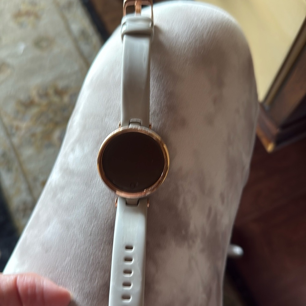 Garmin Lily Smartwatch – Rose Gold / Light Beige